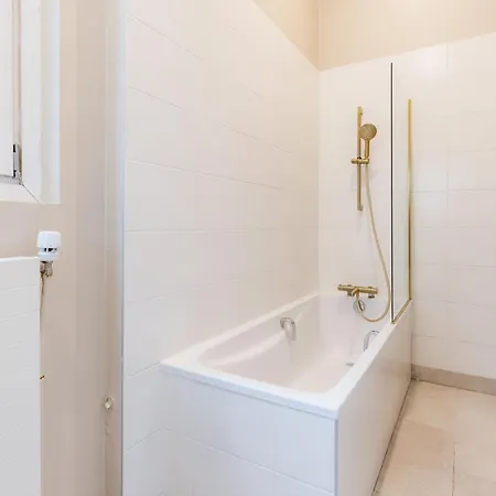 Modern Air-conditioned Arc De Triomphe